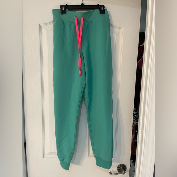 Figs gently used surgical green XL top with jogger bottoms.  (Bottoms are XL P) - Picture 2 of 2